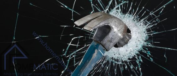 Kính bị đập vỡ