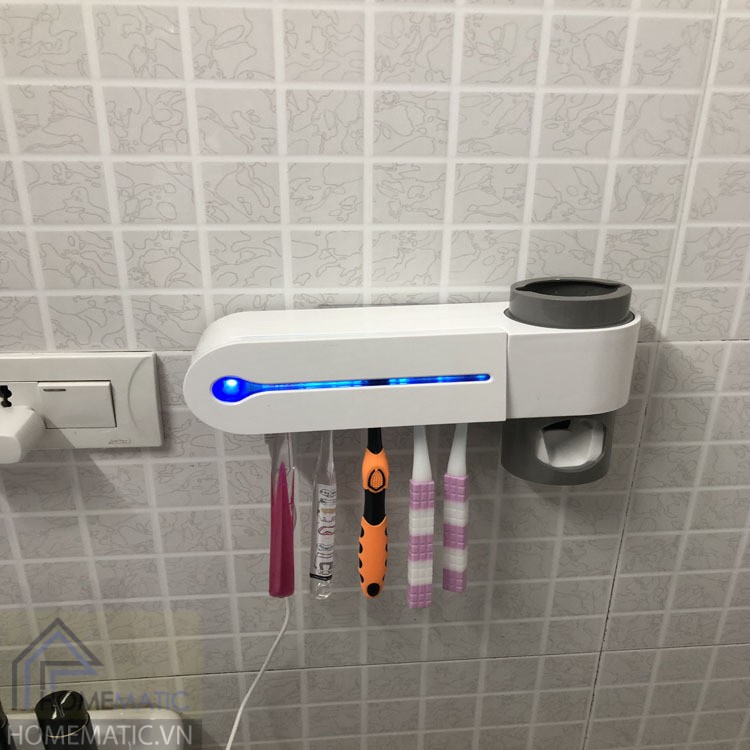 Gia treo ban chai co den diet khuan UV